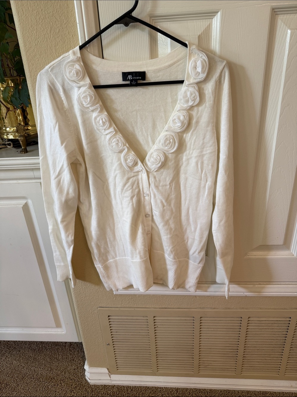 AB Studio White Rose-Trim V-Neck Cardigan 100% cotton size L